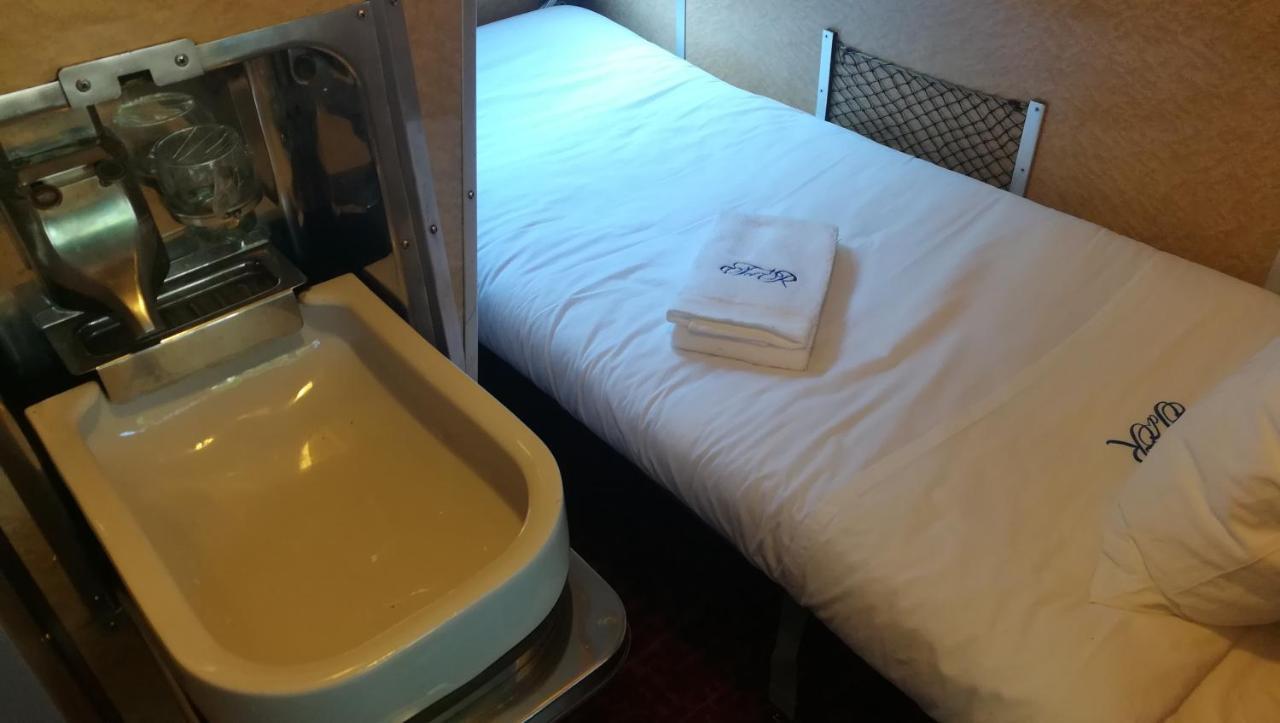 Le Train Des Reves Hotel Dracy-Saint-Loup Bagian luar foto