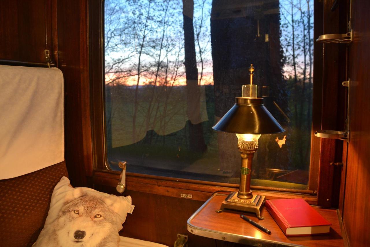 Le Train Des Reves Hotel Dracy-Saint-Loup Bagian luar foto