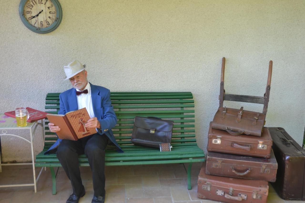 Le Train Des Reves Hotel Dracy-Saint-Loup Bagian luar foto