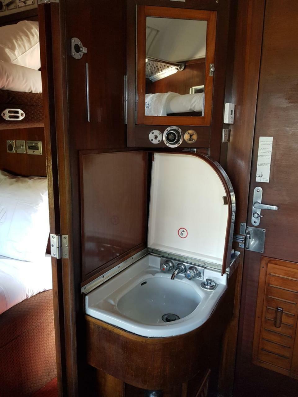 Le Train Des Reves Hotel Dracy-Saint-Loup Bagian luar foto